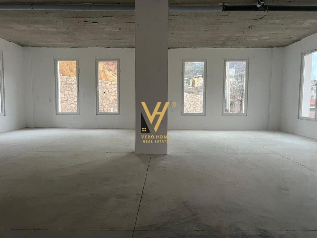 JEPET AMBIENT KOMERCIAL 300 M2 ME QERA NE SELITE 4.500 EURO 3