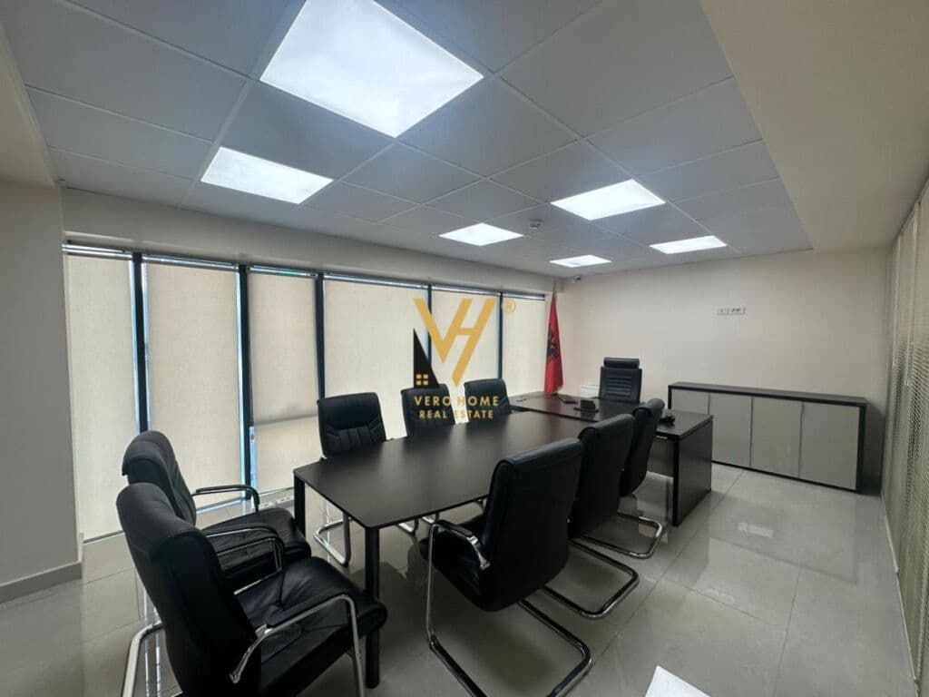 Jepet Zyre me qera te perball Fakultetit Ekonomik 122 m2