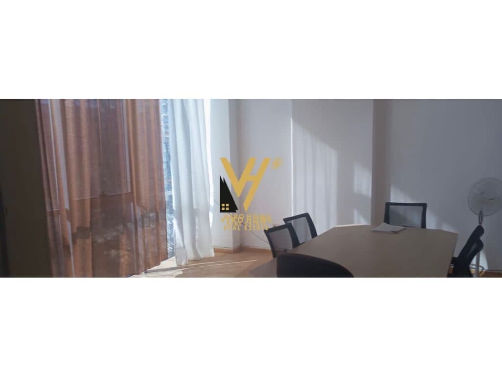 JEPET AMBIENT BIZNESI 40 M2 ME QERA NE XHAMLLIK 360 EURO 1
