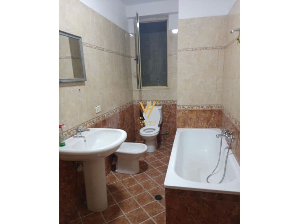 Jepet Apartament 1+1+ballkon me qera te Rruga Myslym Shyri 80 m2 3