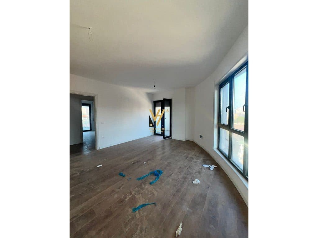 JEPET ZYRE 95 M2 ME QERA TE KOMUNA E PARISIT 700 EURO 4