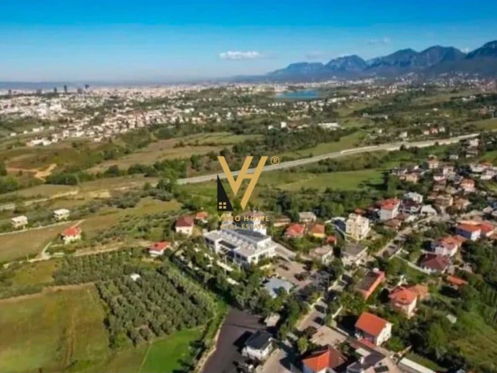 SHITET TOKE 2.100 M2 NE PETRELE 315.000 EURO