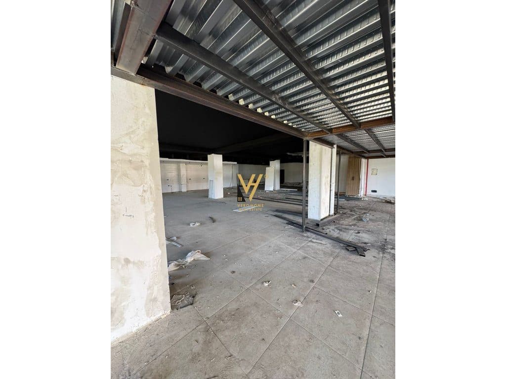 SHITET AMBIENT BIZNESI 820 M2 TE LIQENI I THATE 2.500.000 EURO 4