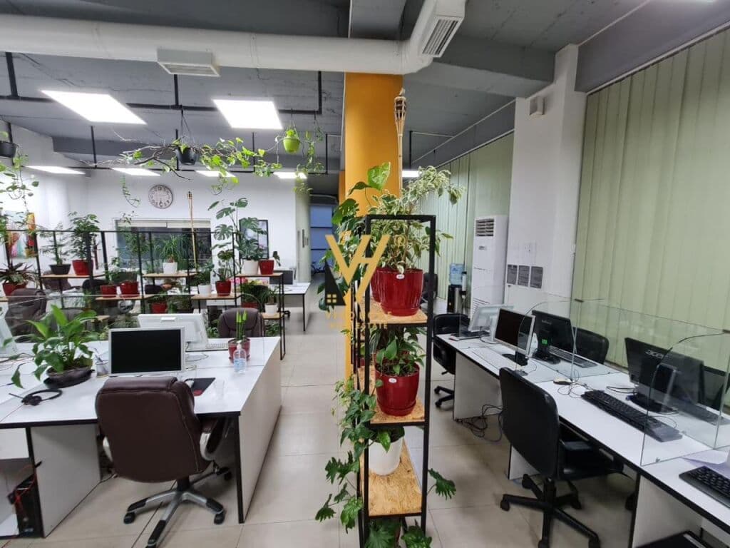 Shitet ambjent komercial te Komuna e Parisit 460 m2 3