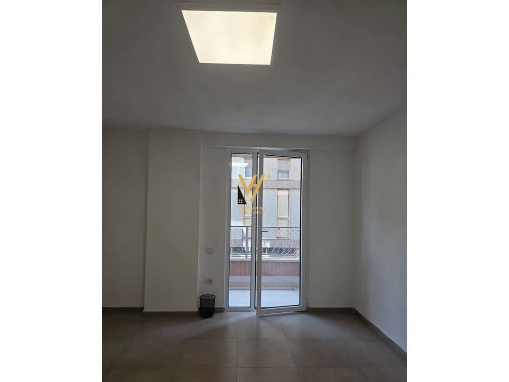 JEPET ZYRE 74 M2 ME QERA TE RRUGA ELBASANIT 1.200 EURO 3
