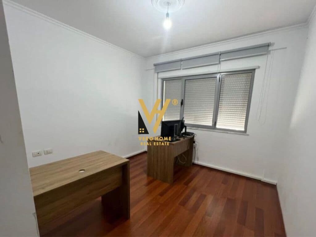 JEPET ZYRE 130 M2 ME QERA TE RRUGA 5 MAJI 1.200 EURO