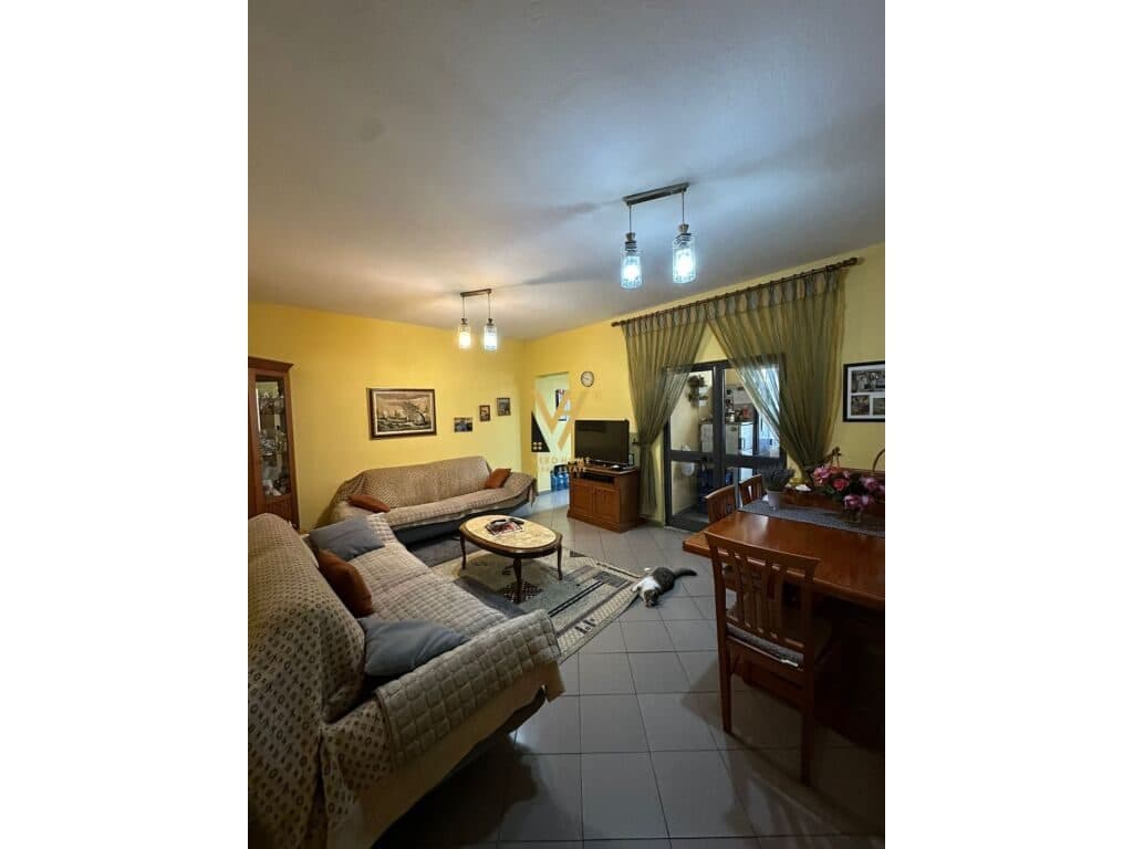Jepet Vile me qera te Rruga Komuna e Parisit 610 m2