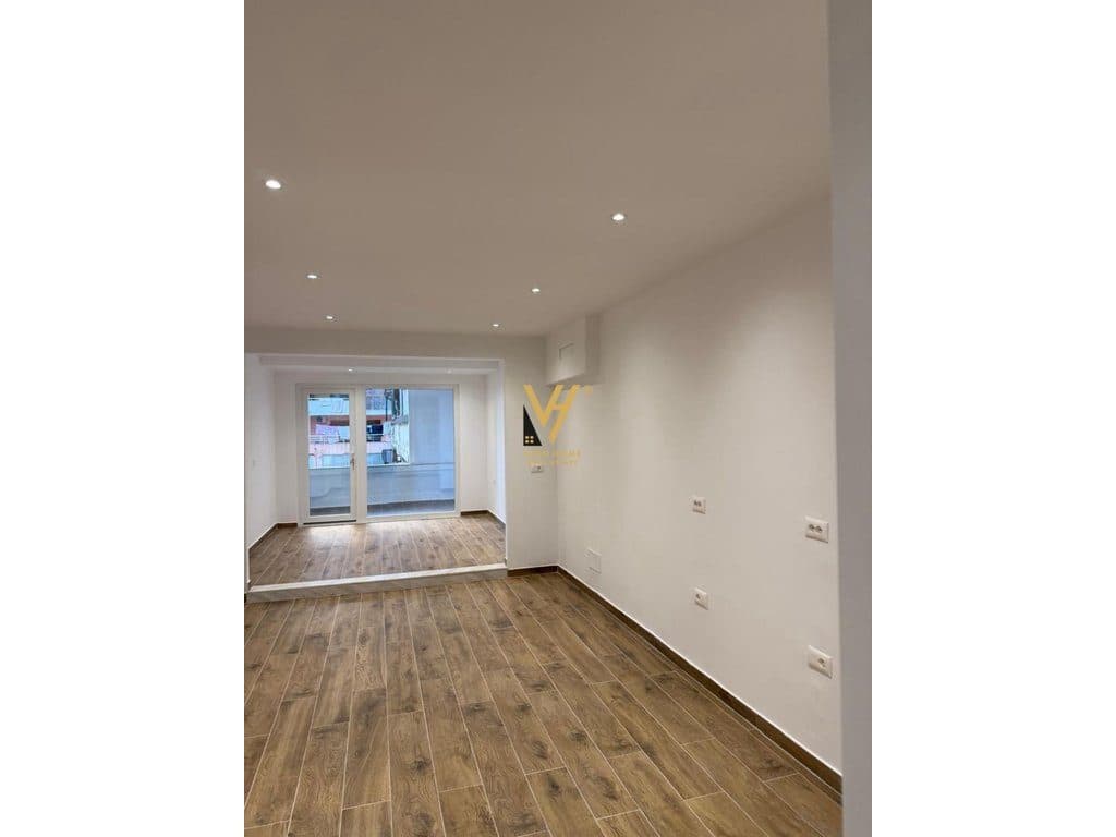 SHITET AMBIENT BIZNESI 55 M2 TE STACIONI I TRENIT 143.000 EURO 2