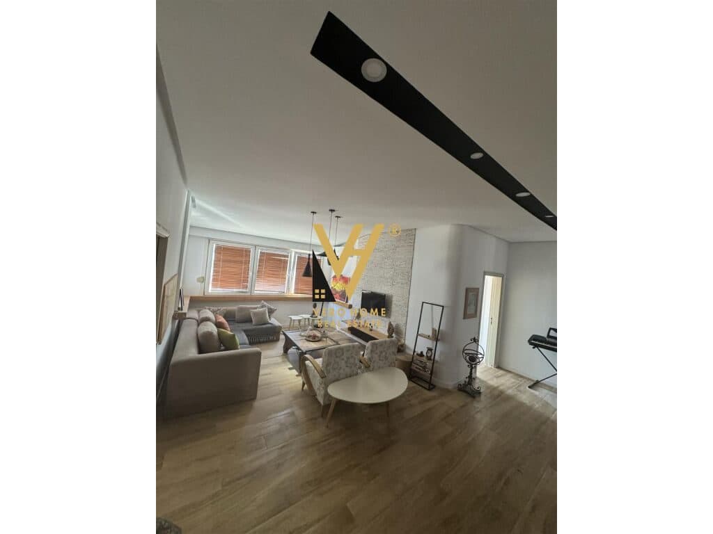 JEPET APARTAMENT 2+1+BLK ME QERA TEK STACIONI I TRENIT 800 EURO