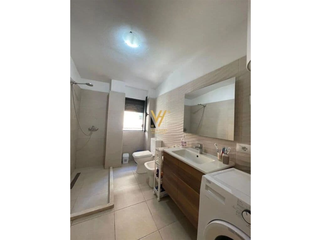 Shitet Apartament 2+1+2+ballkon te Ish Blloku 112 m2