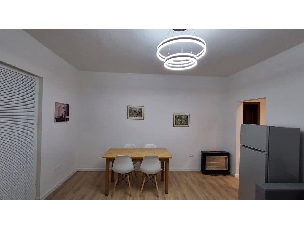 JEPET APARTAMENT 1+1 ME QERA TE RRUGA E BARRIKADAVE 65.000 LEKE 3