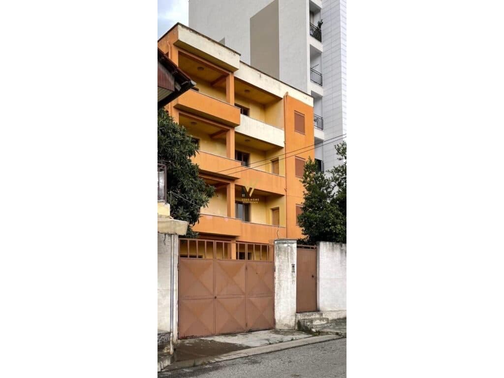 Jepet ambjent biznesi me qera afer Martenitetit te Ri , Brryli 750 m2