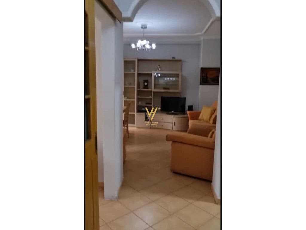 JEPET APARTAMENT 2+1+BLK ME QERA TE KRISTAL CENTER 65.000 LEKE