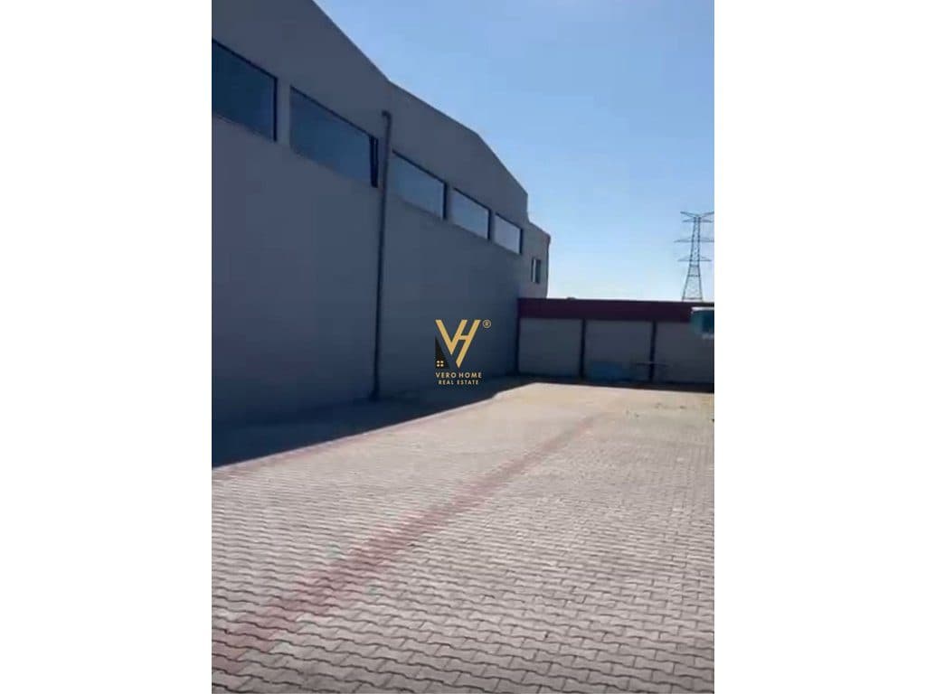 JEPET MAGAZINE 2.500 M2 ME QIRA TE URA E GJOLES, FUSHE KRUJE 3.500 EURO 3