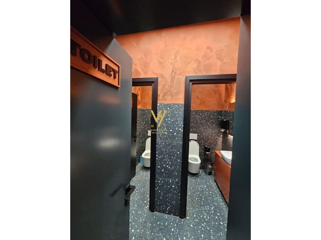 Shitet Ambient Biznesi te Stacioni i Trenit 490 m2