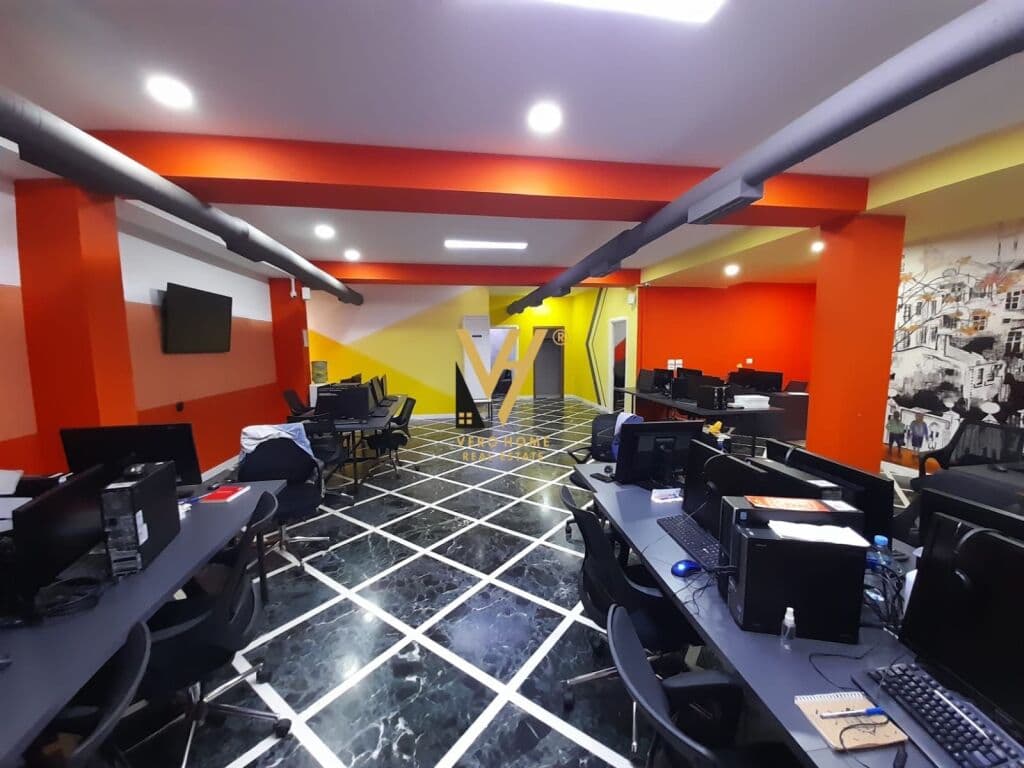 Jepet Ambient Komercial me qera te Bulevardi Zogu i Pare 224 m2 4