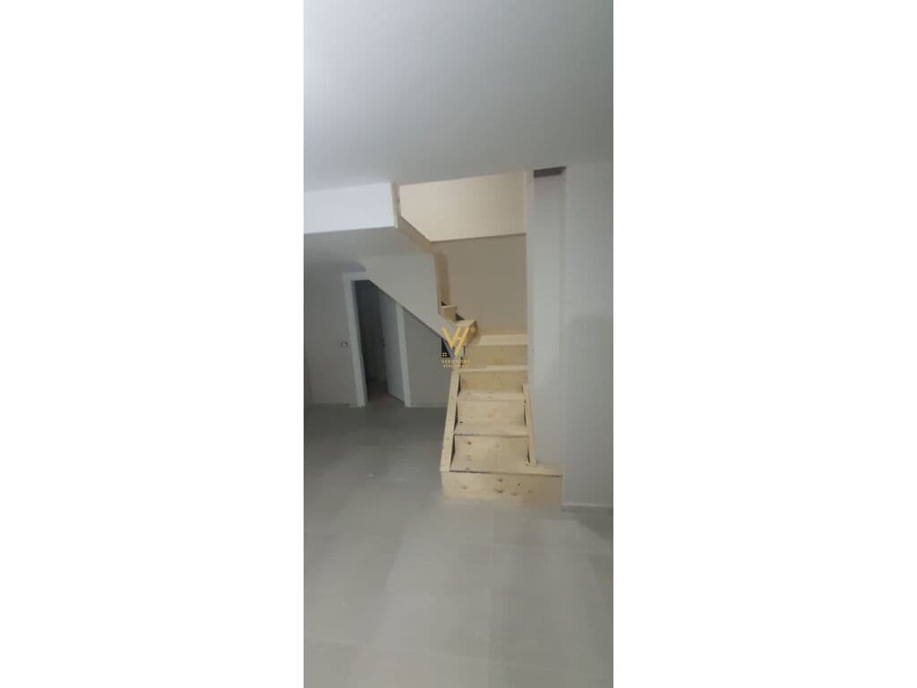 Jepet ambjent biznesi me qera te Rruga Ndre Mjeda 100 m2 3