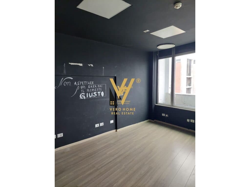 JEPET ZYRE 230 M2 ME QERA TE PALLATI ME SHIGJETA 2.600 EURO 4