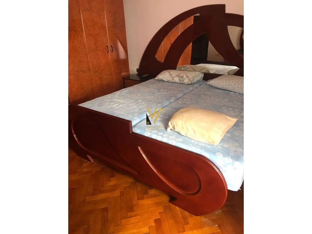Shitet Apartament 3+1+2+ballkon te Komuna e Parisit 163 m2