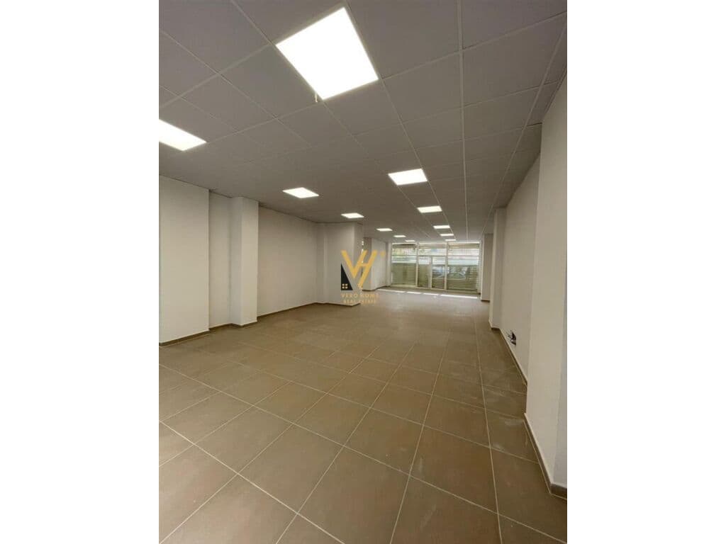 Shitet ambient komercial te Unaza e Re 256 m2