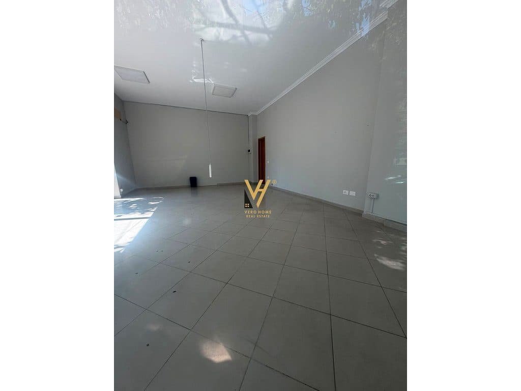 JEPET AMBIENT BIZNESI 54 M2 ME QIRA TE RRUGA E BARRIKADAVE 65.000 LEKE