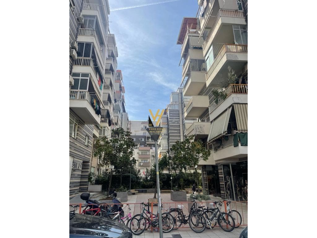 SHITET APARTAMENT 2+1 NE XHAMLLIK, TE KOLOMBO 200.000 EURO 1