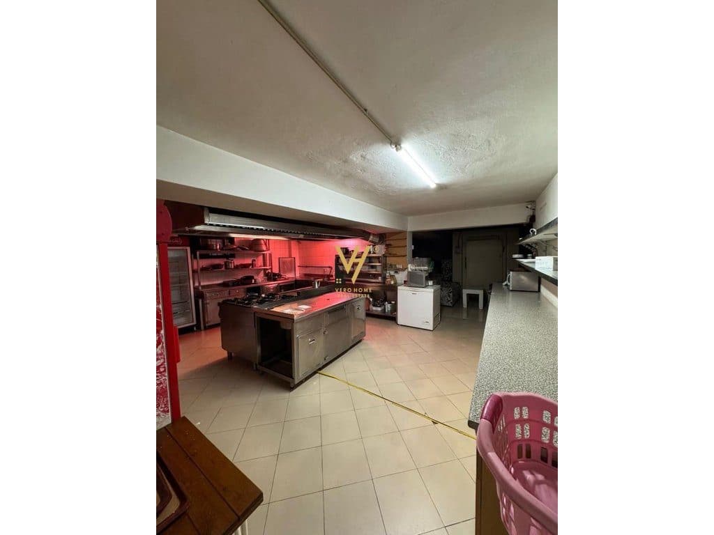 JEPET LOKAL 200 M2 ME QERA NE PORCELAN 150.000 LEKE 2