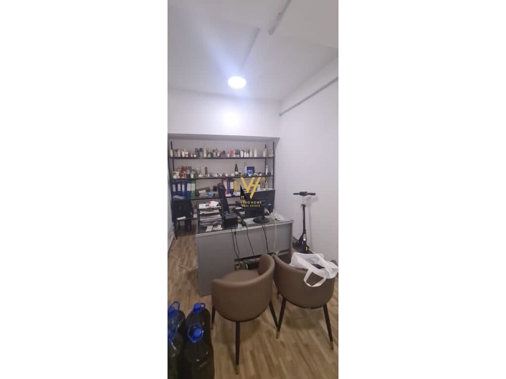 Shitet magazine 130 m2 te Rruga Frosina Plaku , Kompleksi Kontakt 3