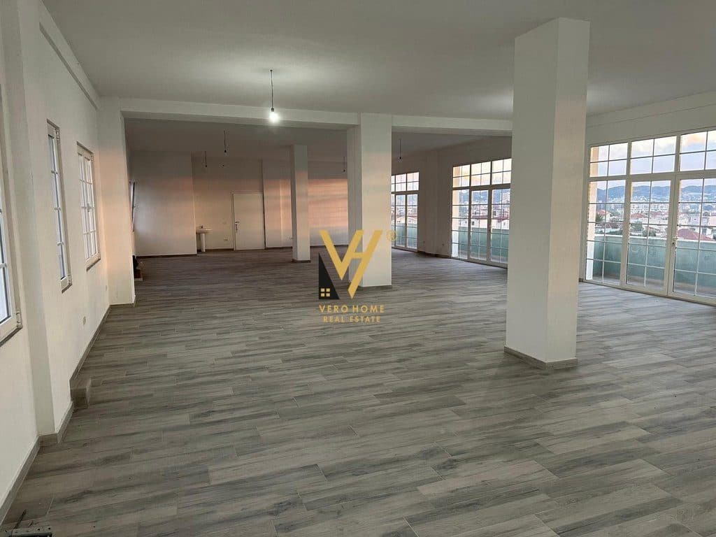 JEPET AMBIENT 250 M2 ME QIRA NE PASKUQAN 2.500 EURO 4