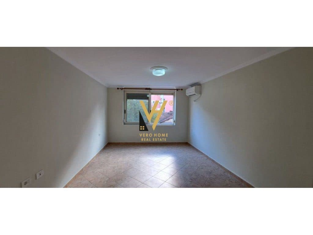 JEPET ZYRE 30M2 ME QERA TE SHESHI WILLSON 400 EURO 2