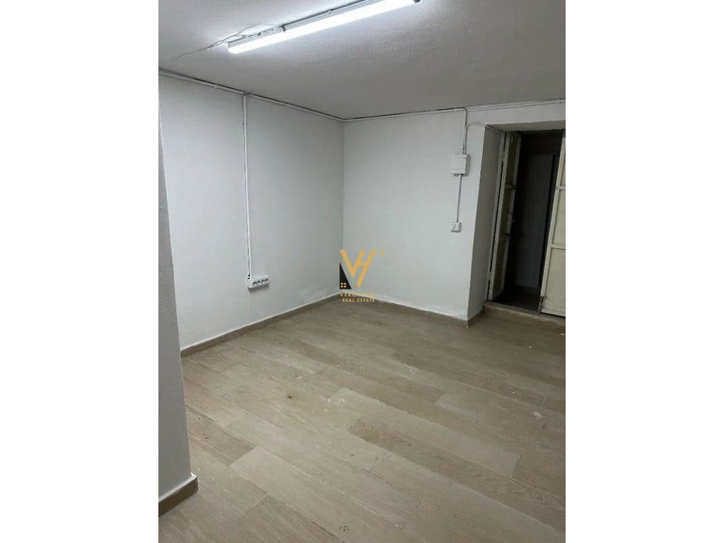 JEPET AMBIENT BIZNESI 16 M2 ME QERA TE STADIUMI DINAMO 300 EURO 2
