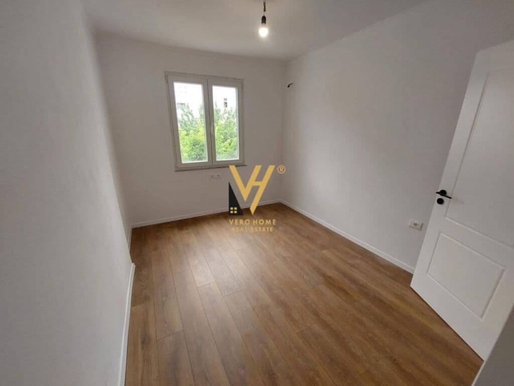 Shitet apartament 2+1+Ballkon te Shkolla Harry Fultz , Stacioni i Trenit 64 m2