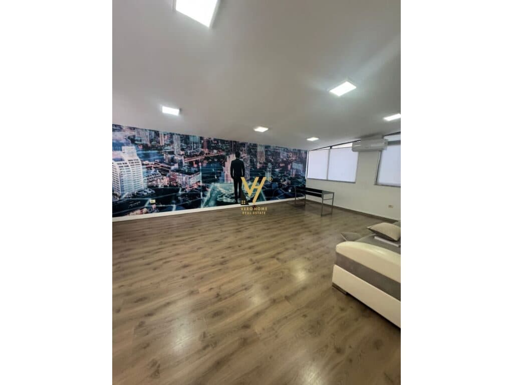Jepet zyre 320 m2 Open Space me qera te Blloku , Vila e Enverit