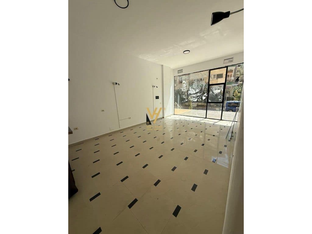 JEPET AMBIENT BIZNESI 97 M2 ME QIRA TE KODRA E DIELLIT 1.000 EURO 3