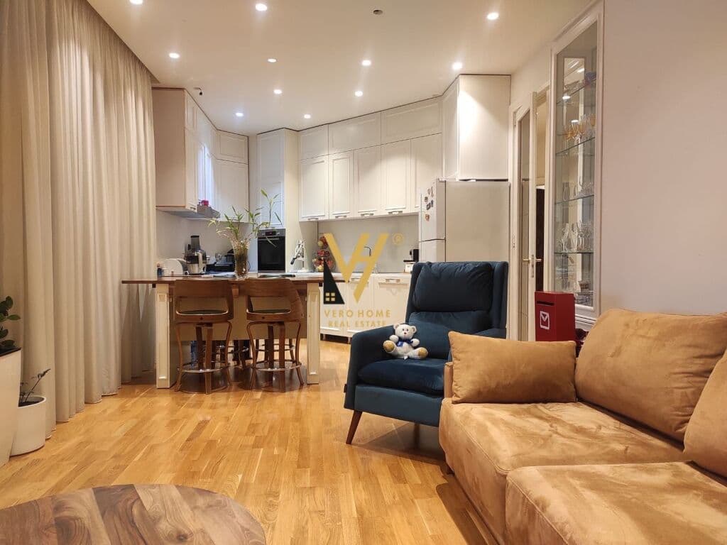 Jepet Apartament 2+1+2+ballkon me qera te Rruga e Barrikdave 108 m2