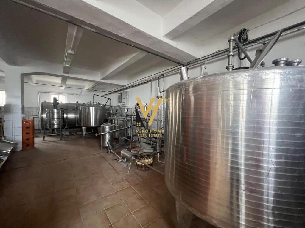 SHITET GODINE TREKATESHE 1.200 M2 NE SHKOZE 520.000 EURO 4