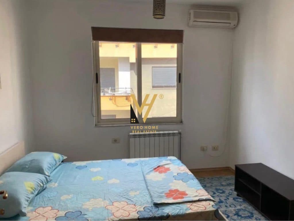 JEPET APARTAMENT 2+1 ME QERA TE RRUGA E BARRIKADAVE 80.000 LEKE 4