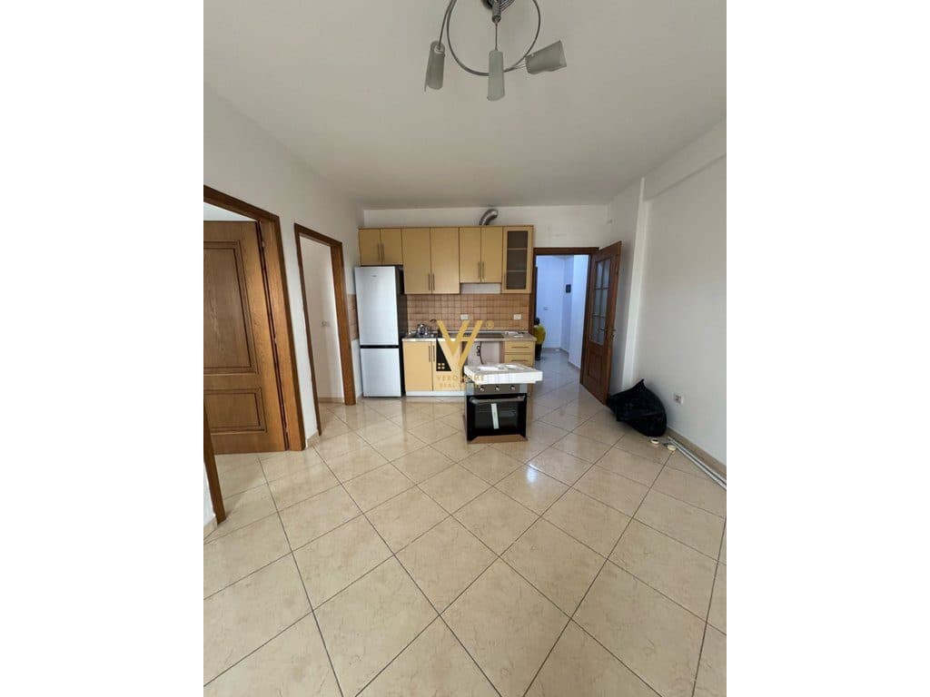 JEPET ZYRE 100 M2 ME QERA TE PAZARI I RI 45.000 LEKE 2