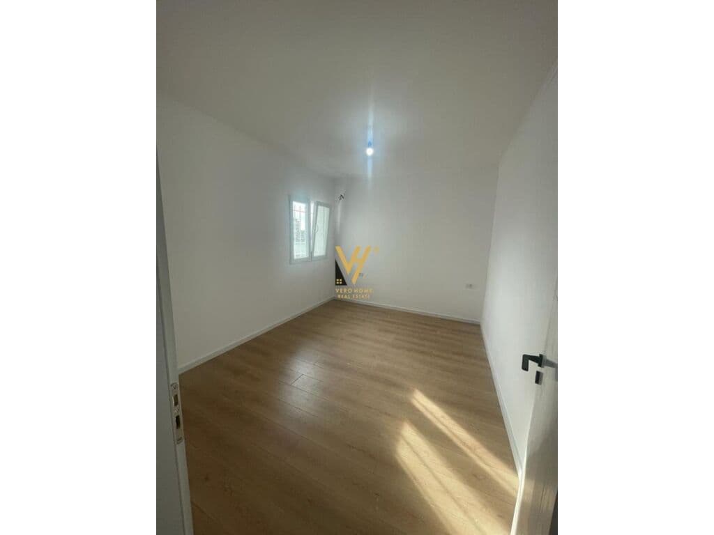 Shitet Apartament 2+1+ballkon te Ish restorant Durresi 80 m2 2