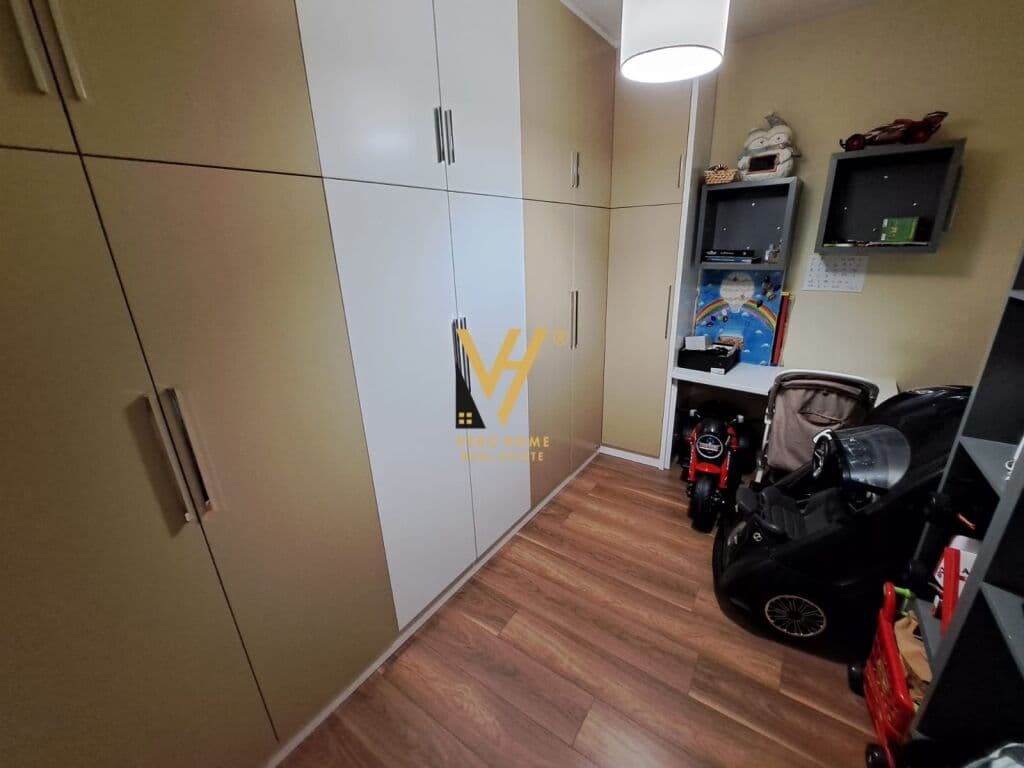 Jepet Apartament 3+1+ballkon me qera te Pazari i Ri 130 m2