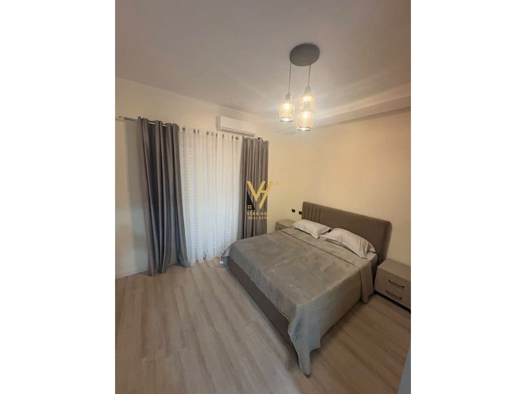JEPET APARTAMENT 3+1+2+2BLK ME QIRA NE SAUK 1.000 EURO 2