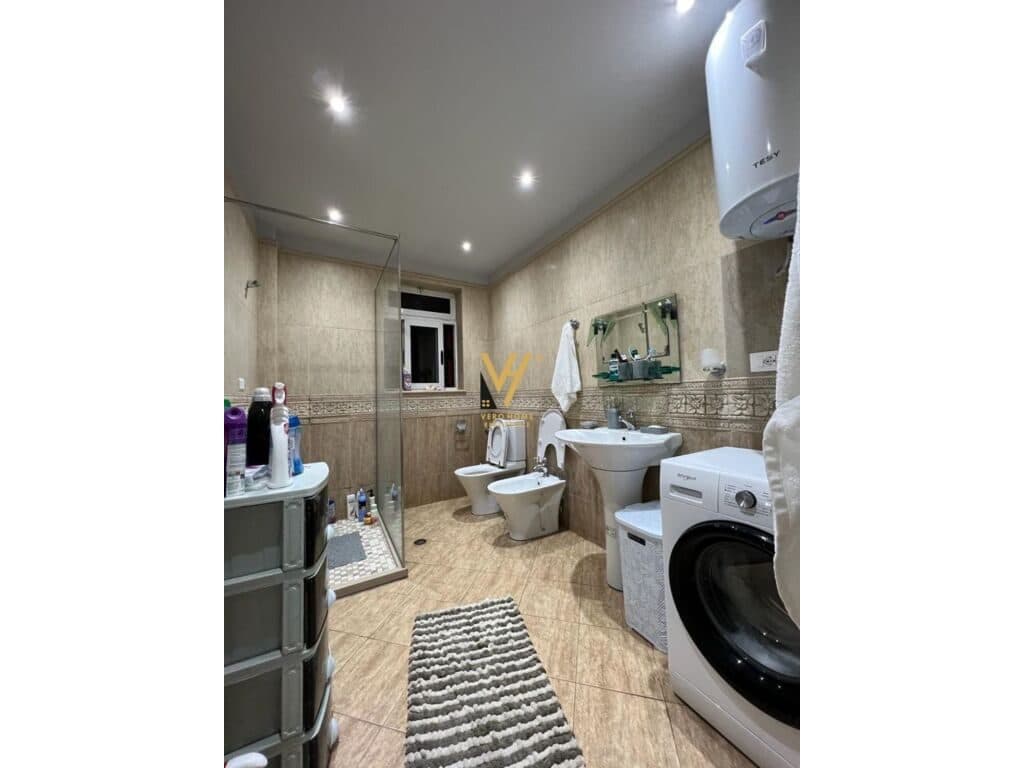 Shitet apartament 4+1+ballkon te Xhamlliku 200 m2 4