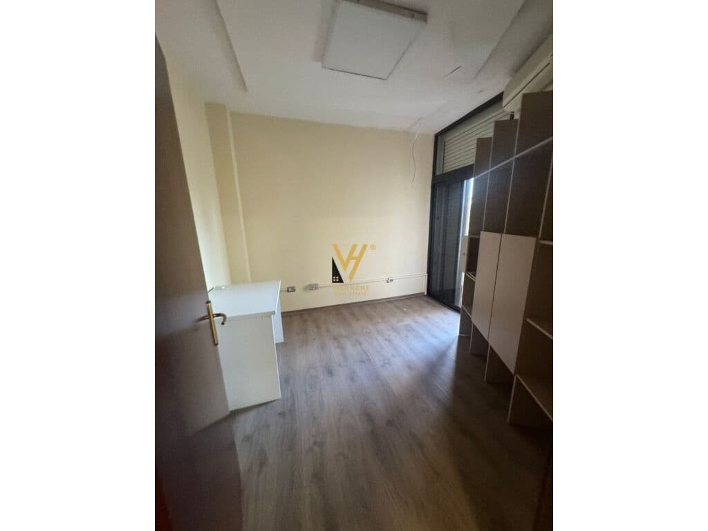 Jepet Zyre 115 m2 me qera te Blloku , Pran Vilen e Enverit 4