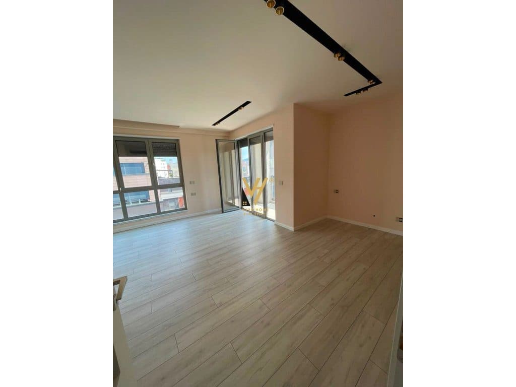 JEPET AMBIENT BIZNESI 105 M2 ME QIRA TE RRUGA E KAVAJES 140.000 LEKE