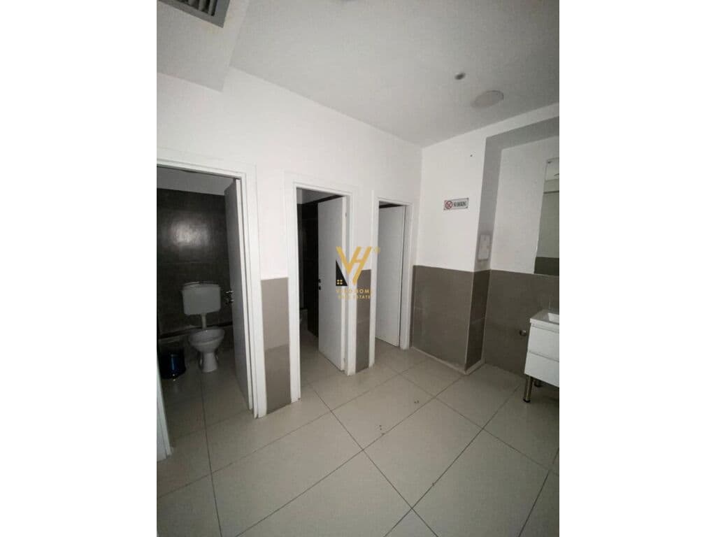 Jepet zyre me qera te Blloku 570 m2