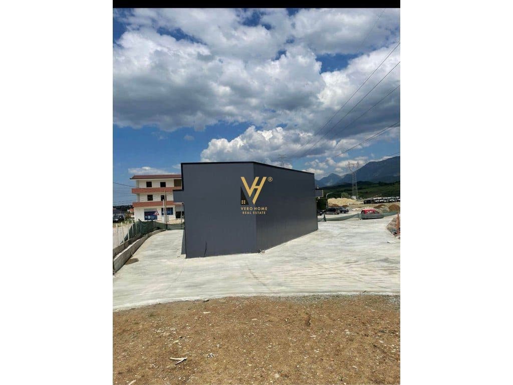 JEPET KAPANON 1.400 M2 ME QERA NE ZALL HERR 2.000 EURO 2