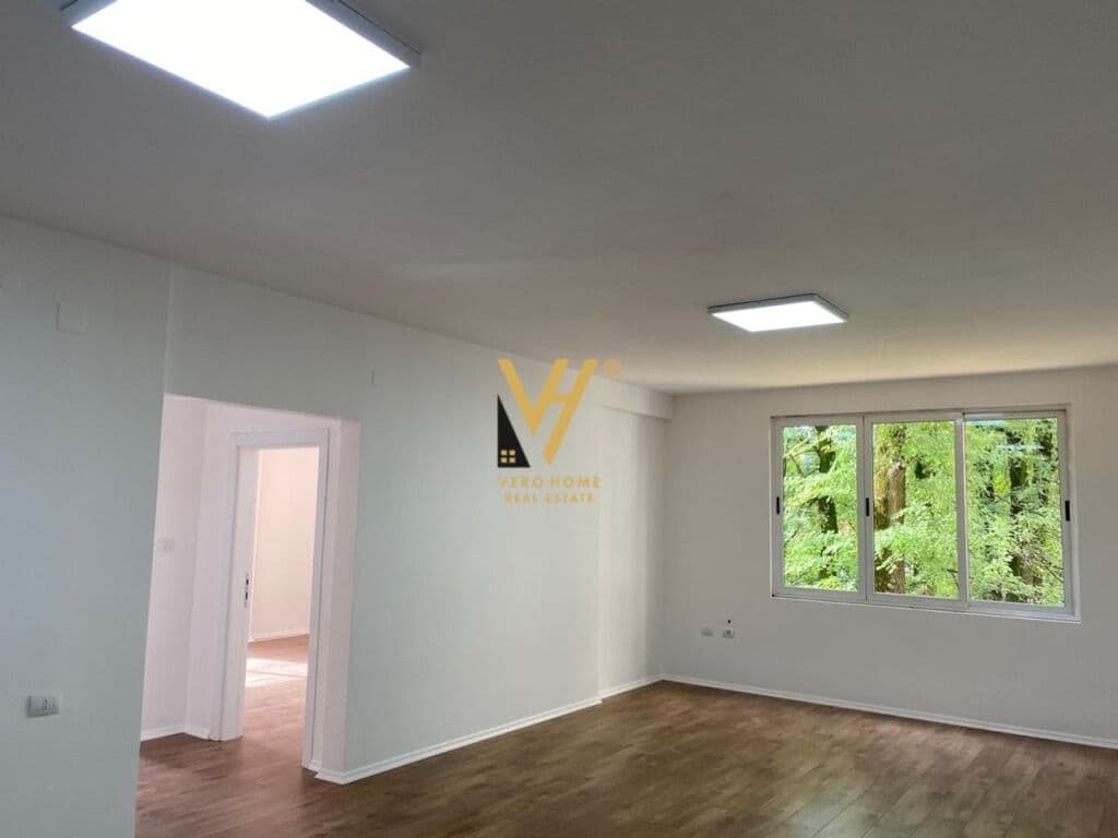 JEPET ZYRE 100 M2 ME QERA TE RRUGA E ELBASANIT 680 EURO 2