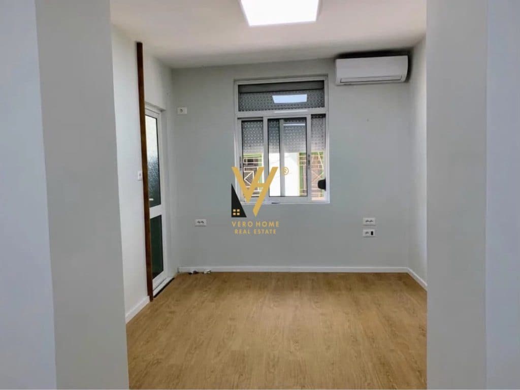 JEPET ZYRE 36 M2 ME QERA TE BLLOKU 450 EURO