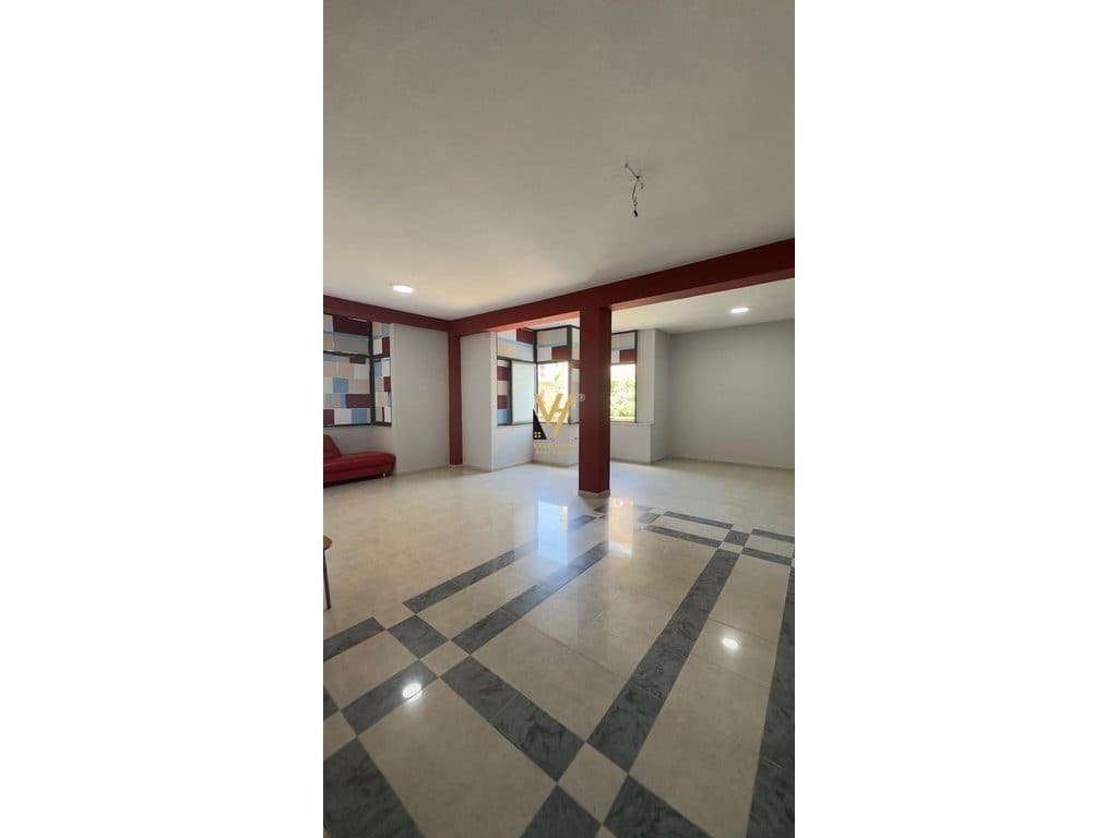 JEPET AMBIENT BIZNESI 120 M2 ME QIRA TE RRUGA E DURRESIT 950 EURO