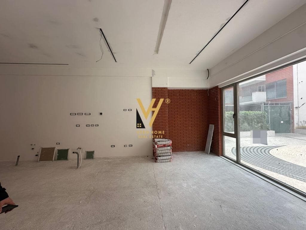 JEPET AMBIENT 70M2 ME QERA TE DELIJORGJI 1.500 EURO 2
